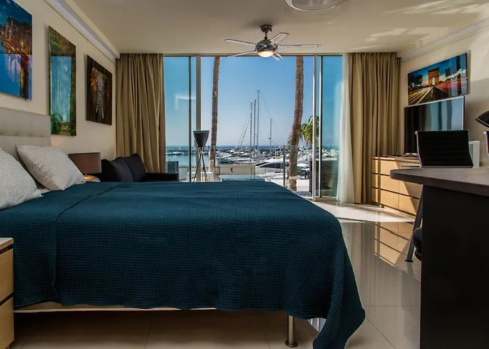 First Line P. Banus Sleeps 4 马尔韦利亚