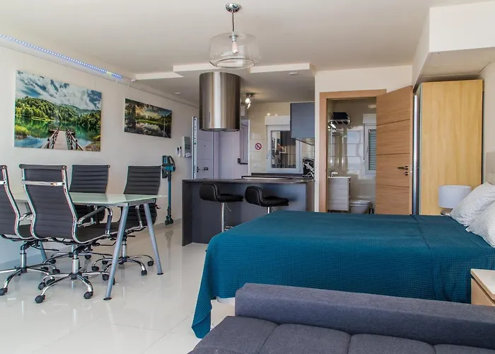 First Line P. Banus Sleeps 4 * 马尔韦利亚