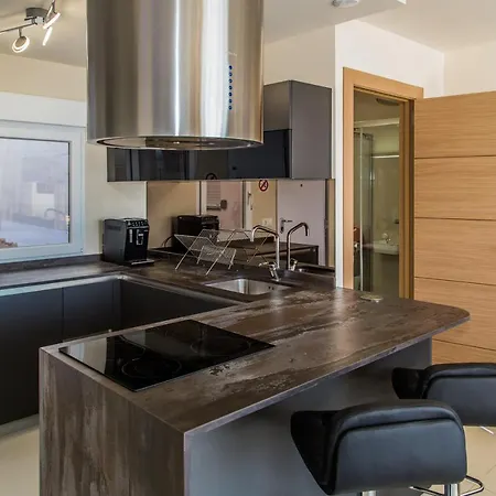 First Line P. Banus Sleeps 4 * Marbella